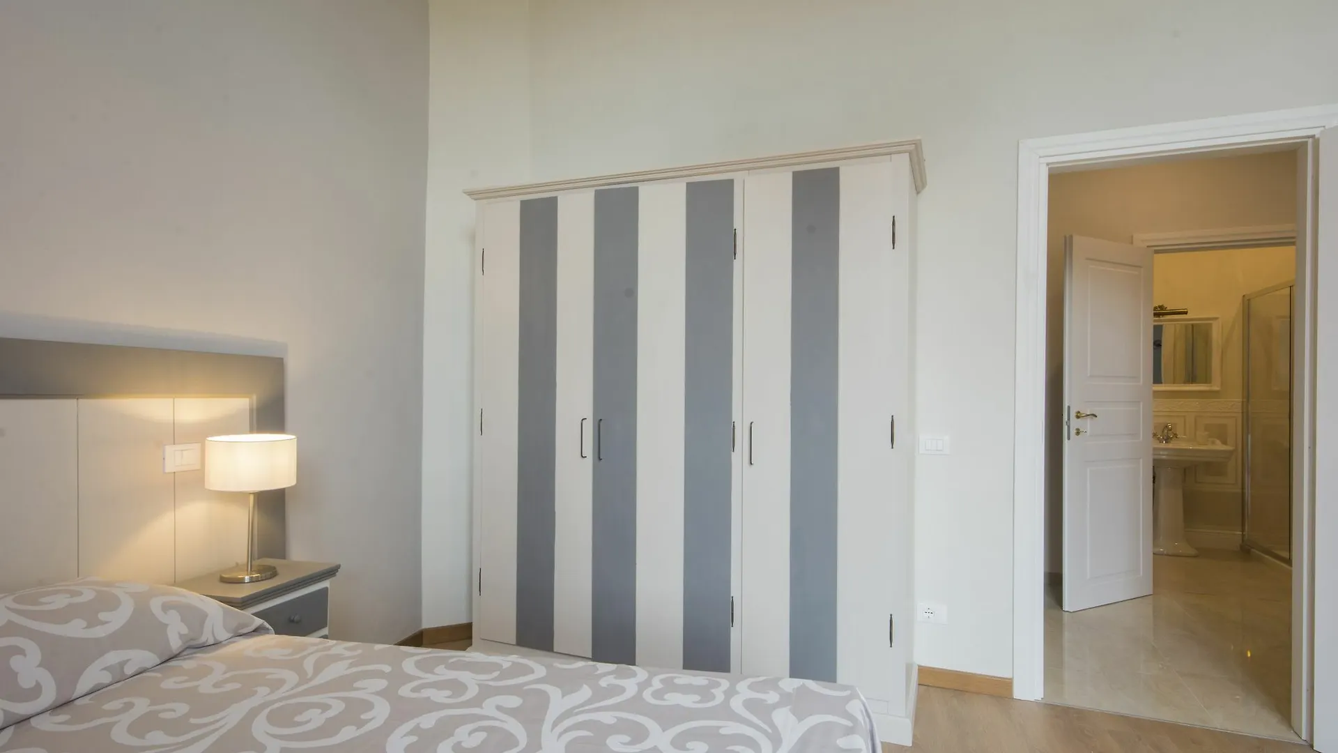 Iris Apartment Florence 0*,